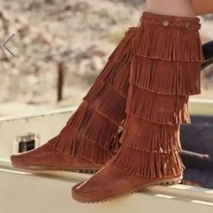 Minnetonka 5-Layer Soft Suede Leather Fringe Boot 👢 size 9 fits like 8.5